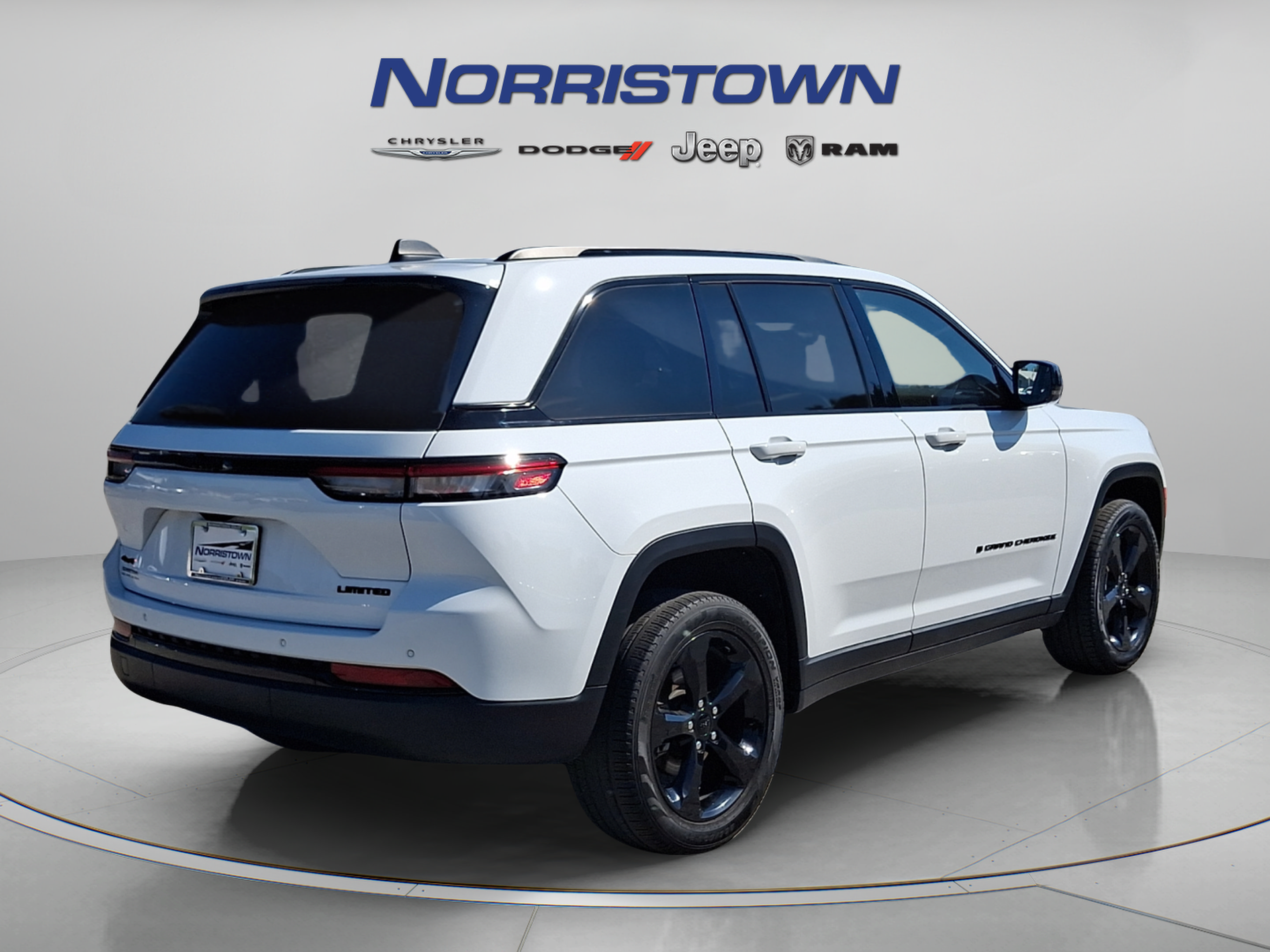 Used 2023 Jeep Grand Cherokee Limited w/ Black Appearance Package AWD/4WD image 6
