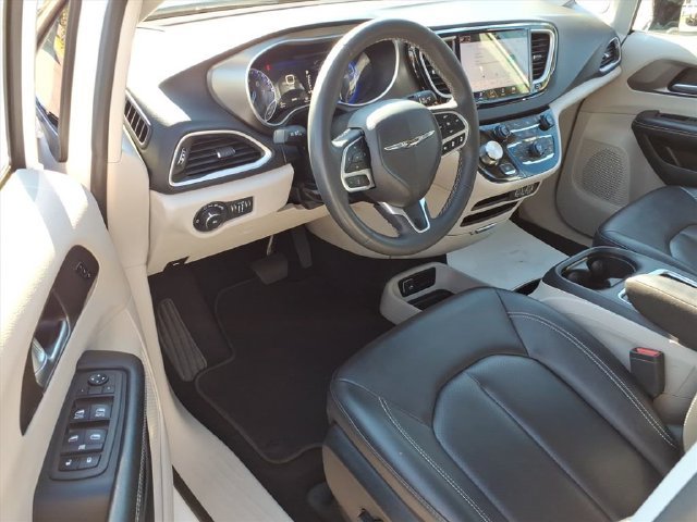 Used 2024 Chrysler Pacifica Touring-L FWD image 16