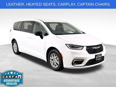 Used 2025 Chrysler Pacifica Select
