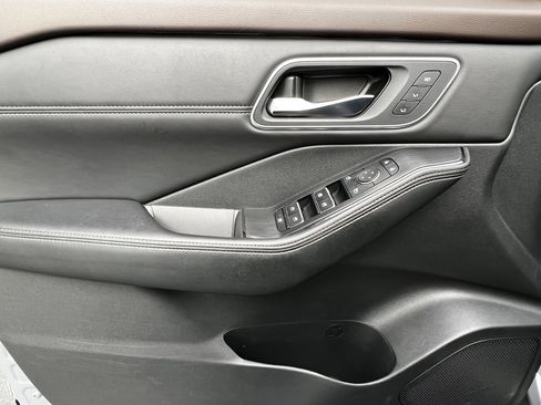 Used 2022 Nissan Rogue Platinum w/ Head-Up Display Package image 13