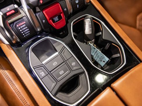 Used 2020 Lamborghini Urus AWD/4WD image 28