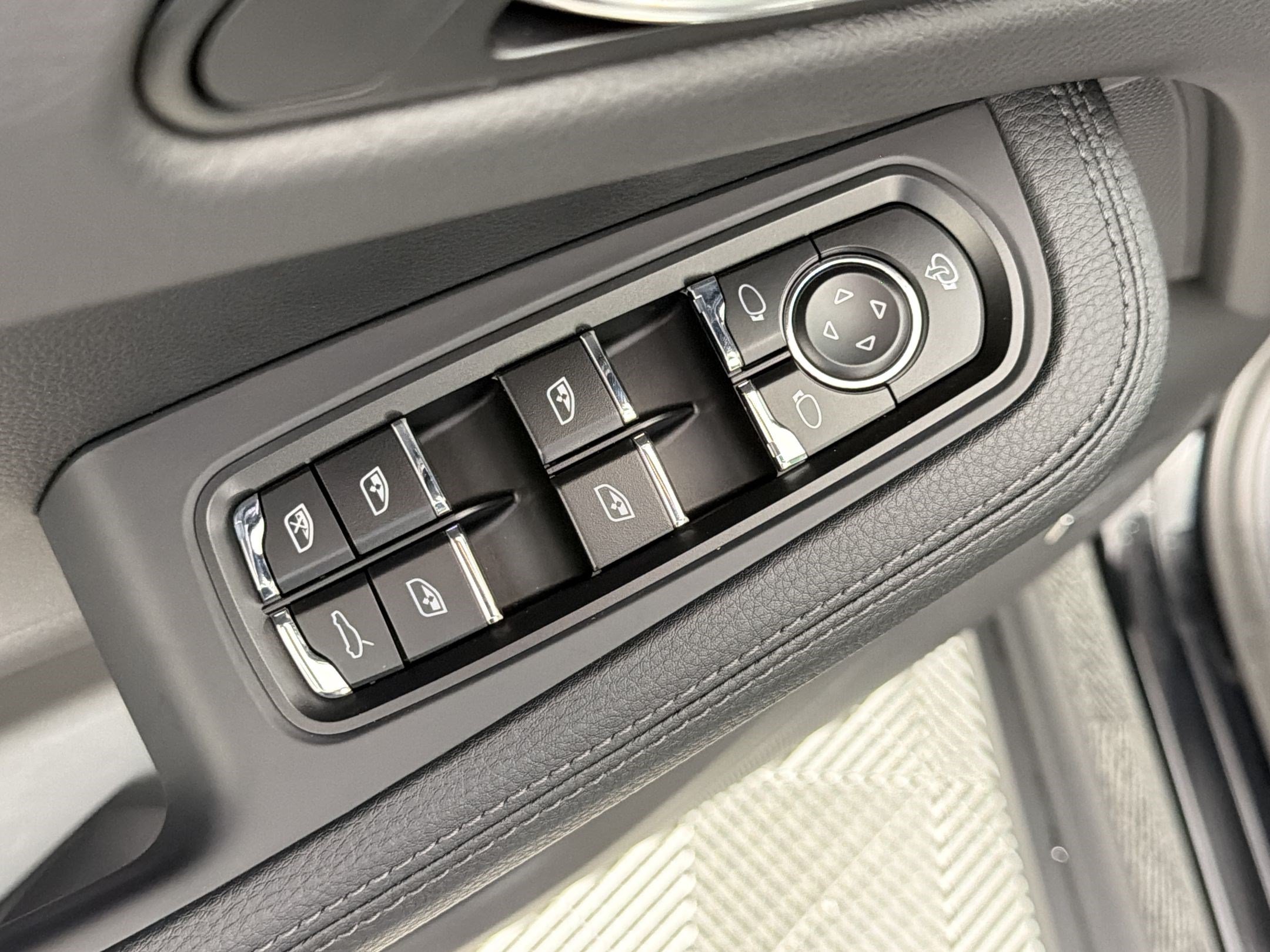 Used 2026 Porsche Macan AWD/4WD image 13