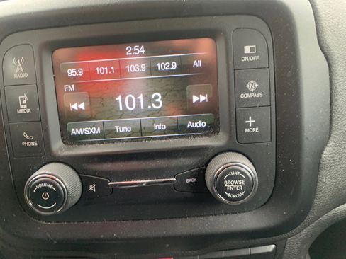 Used 2015 Jeep Renegade Latitude image 11