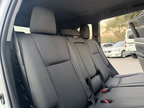 Used 2019 Toyota Highlander LE image 31