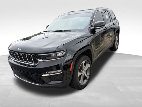 Used 2025 Jeep Grand Cherokee Limited AWD/4WD image 2
