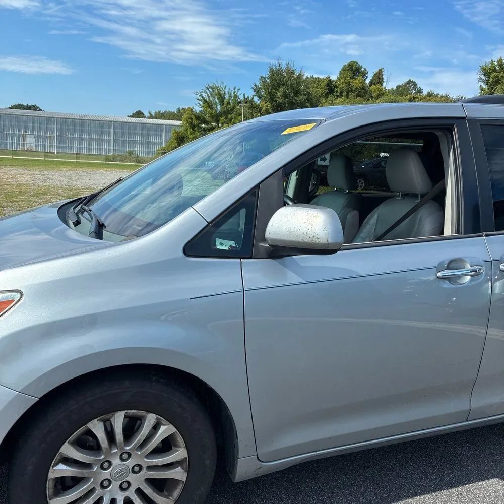 Used 2015 Toyota Sienna XLE FWD image 2