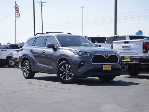 Used 2021 Toyota Highlander XLE image 2