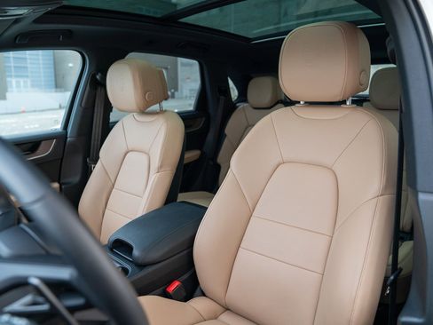 Used 2025 Porsche Cayenne image 5