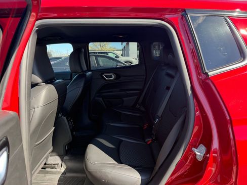 Used 2025 Jeep Compass Latitude w/ Altitude Special Edition image 5