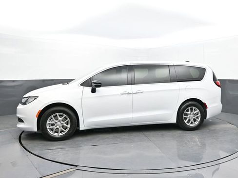 Used 2025 Chrysler Voyager LX FWD image 2