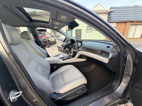 Used 2018 Honda Accord Touring image 31