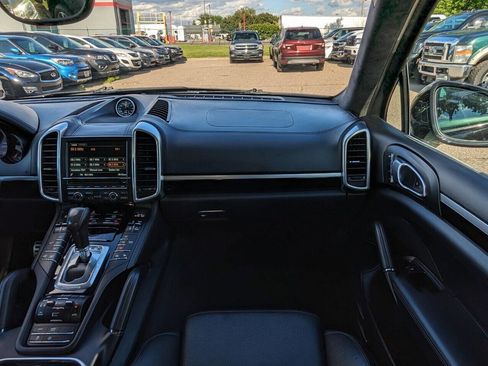 Used 2016 Porsche Cayenne Turbo S image 23