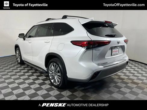 Used 2023 Toyota Highlander Platinum FWD image 16