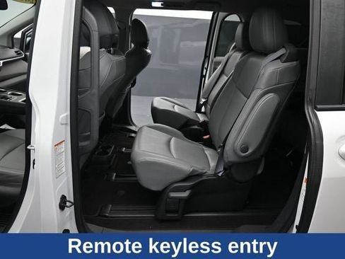 Used 2024 Toyota Sienna XLE FWD image 17