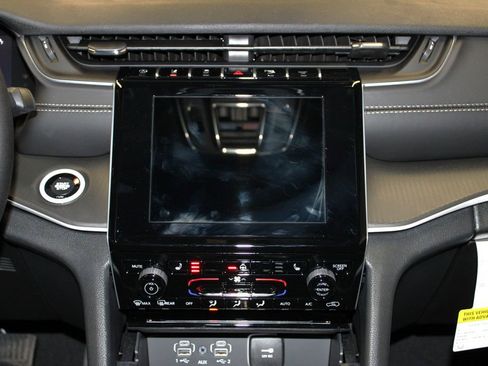 New 2025 Jeep Grand Cherokee Laredo X w/ Luxury Tech Group I image 13