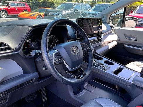 Used 2021 Toyota Sienna Limited FWD image 17