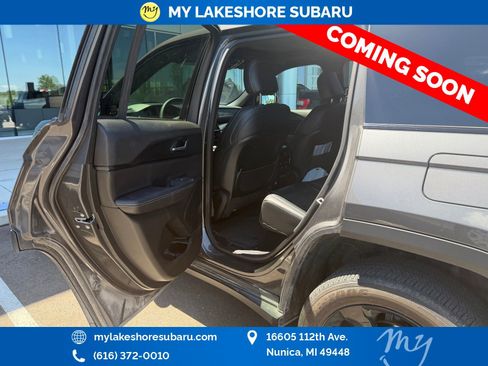 Used 2025 Jeep Grand Cherokee Altitude AWD/4WD image 9