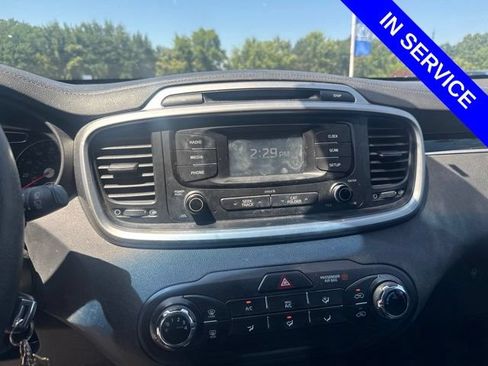 Used 2017 Kia Sorento FWD image 8