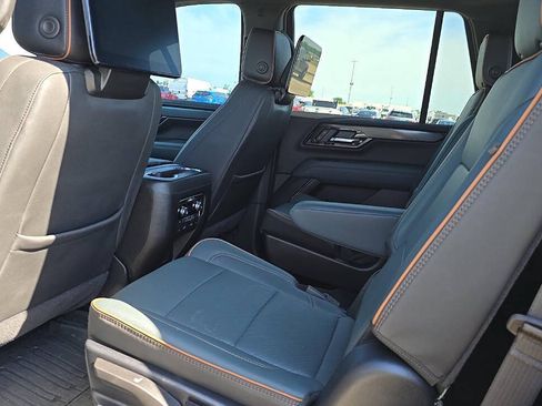 Used 2025 GMC Yukon AT4 w/ AT4 Premium Plus Package AWD/4WD image 4