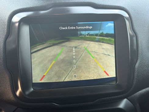 Used 2021 Jeep Renegade Latitude FWD image 24