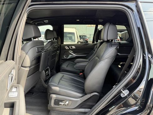 Used 2022 BMW X7 M50i w/ Dynamic Handling Package AWD/4WD image 9