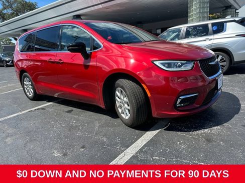Used 2025 Chrysler Pacifica Select FWD image 2