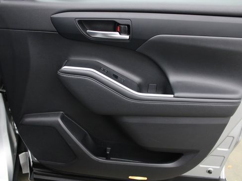 Used 2021 Toyota Highlander XLE image 30