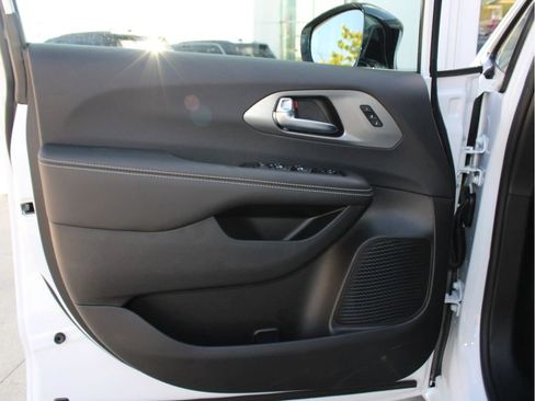New 2026 Chrysler Pacifica Select image 9