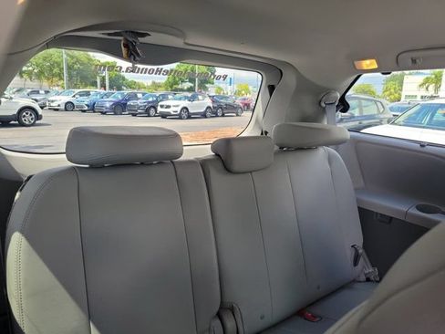 Used 2017 Toyota Sienna XLE w/ XLE Navigation Package AWD/4WD image 4