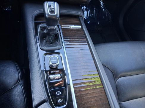 Used 2016 Volvo XC90 T6 Momentum w/ Momentum Plus Package image 18