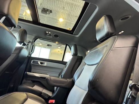 Used 2022 Ford Explorer XLT w/ XLT Sport Appearance Package image 12