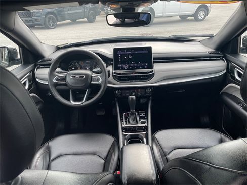 Used 2024 Jeep Compass Limited image 31