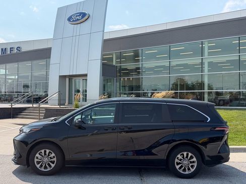 Used 2025 Toyota Sienna LE FWD image 3