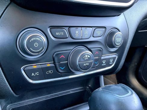 Used 2019 Jeep Cherokee Trailhawk w/ Cold Weather Group image 34