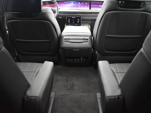 Certified 2026 Cadillac Escalade ESV Platinum Sport w/ LPO, ONYX Package AWD/4WD image 31