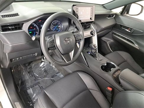 Used 2022 Toyota Venza XLE image 18
