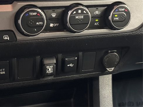 Used 2022 Toyota Tacoma SR5 AWD/4WD image 38