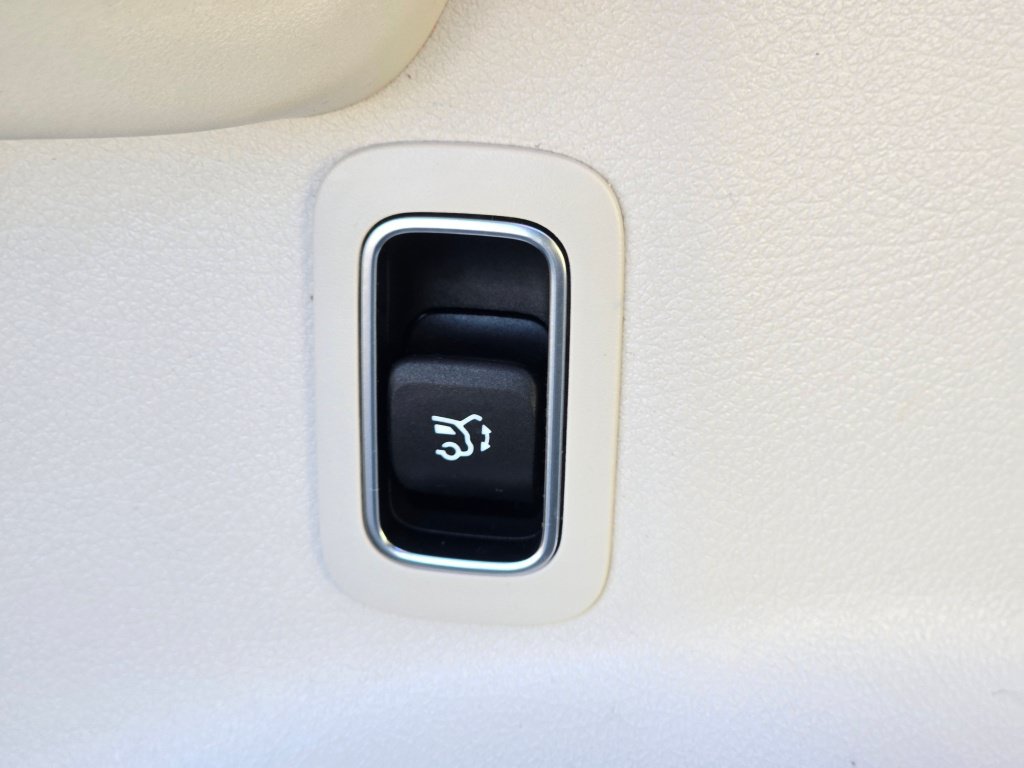 Used 2023 Mercedes-Benz GLB 250 w/ Premium Package image 35