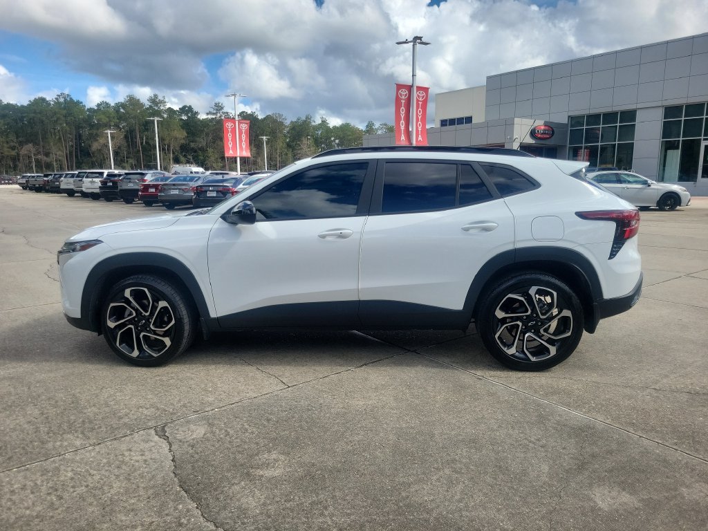 Used 2025 Chevrolet Trax RS w/ Sunroof Package FWD image 2