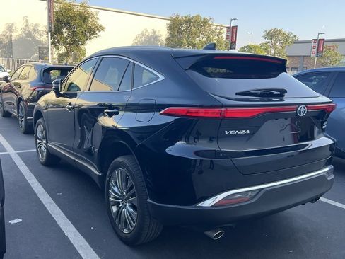 Used 2022 Toyota Venza XLE image 5