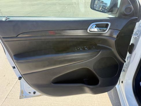 Used 2018 Jeep Grand Cherokee Altitude image 12