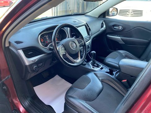 Used 2018 Jeep Cherokee Latitude Plus w/ Cold Weather Group AWD/4WD image 3