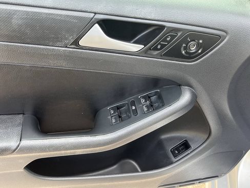 Used 2012 Volkswagen Jetta SE FWD image 25