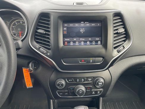 Used 2021 Jeep Cherokee Latitude AWD/4WD image 41