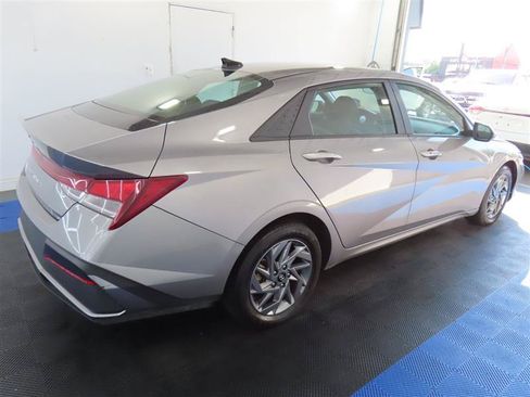 Used 2024 Hyundai Elantra SEL FWD image 13