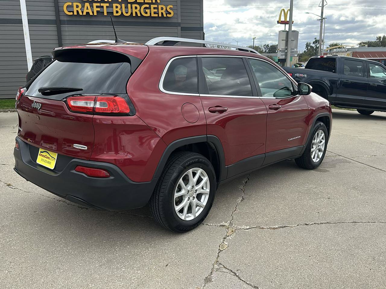 Used 2017 Jeep Cherokee Latitude w/ Cold Weather Group AWD/4WD image 3