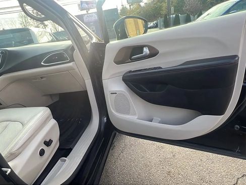 Used 2019 Chrysler Pacifica Touring-L Plus image 33