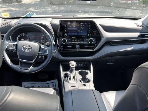 Used 2022 Toyota Highlander XLE AWD/4WD image 2