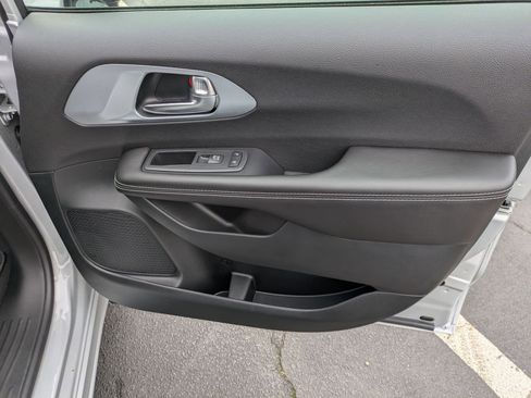 New 2026 Chrysler Pacifica Limited image 32