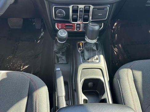 Used 2024 Jeep Gladiator Rubicon w/ Technology Group image 20